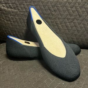 Classic comfortable square-toed flat ladies shoes.